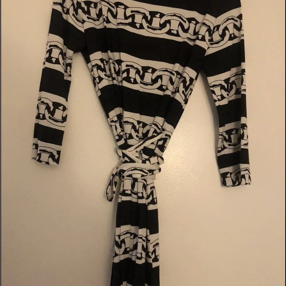 DVF Stylish Black and White Chain Print Wrap Dress - Picture 2 of 2